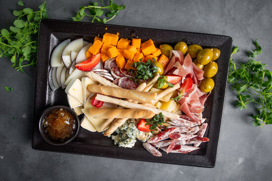 VĪNA UZKODU PLATE (1 KG, 4-5 PERS.)